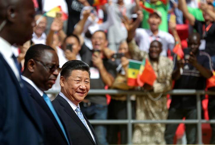 Il presidente del Senegal Macky Sall e il presidente cinese Xi Jinping entrano nello stadio durante la cerimonia di apertura dell'Arene Nationale du Senegal a Dakar, in Senegal, il 22 luglio 2018. REUTERS / Mikal McAllister