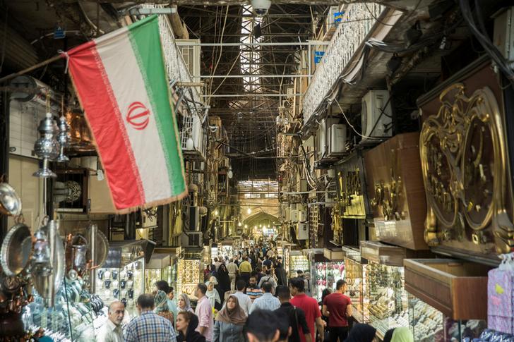Persone che fanno acquisti nel Gran Bazar di Teheran. Nazanin Tabatabaee Yazdi/TIMA via REUTERS 