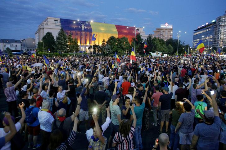 Manifestanti a Piazza della Vittoria, Bucarest, Romania. 11 agosto 2018. Inquam Photos/Octav Ganea via REUTERS