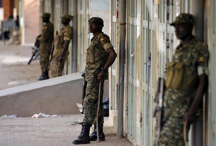 Soldati pattugliano le strade a Kampala. REUTERS/Goran Tomasevic