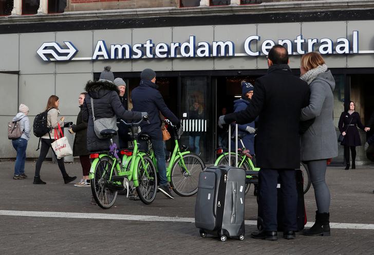 Persone alla stazione centrale di Amsterdam.REUTERS/Yves Herman