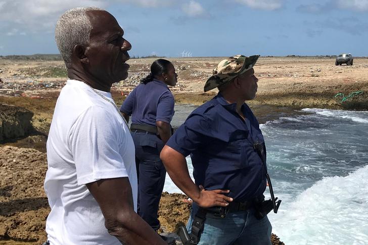 Ufficiali di polizia perlustrano la costa dopo il naufragio di una imbarcazione di profughi. Willemstad, Curacao. REUTERS/Umpi Welvaart