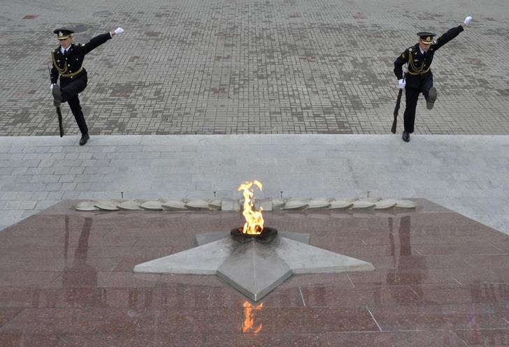 Militari russi durante una cerimonia presso la Fiamma eterna al Monumento alla Gloria Militare nella città di Vladivostok. REUTERS / Yuri Maltsev