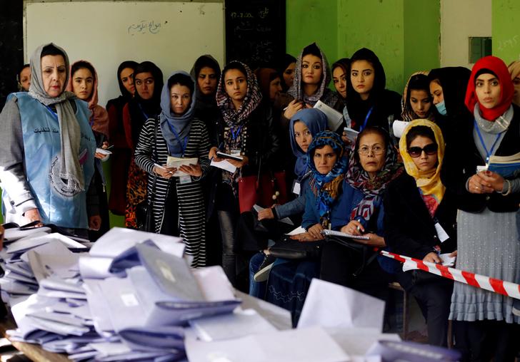Funzionari controllano lo scrutinio dei voti a Kabul. REUTERS/Mohammad Ismail 