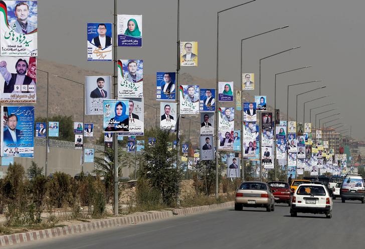 I poster elettorali dei candidati parlamentari durante la prima campagna elettorale a Kabul, in Afghanistan, 28 settembre 2018. REUTERS / Omar Sobhani