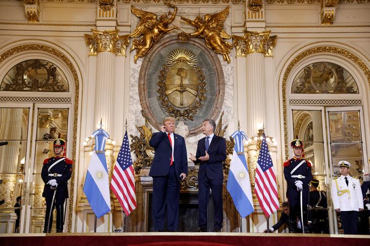 Il presidente degli Stati Uniti Donald Trump e il presidente dell'Argentina Mauricio Macri si incontrano prima del summit dei leader del G20 a Buenos Aires, in Argentina, il 30 novembre 2018. REUTERS / Kevin Lamarque