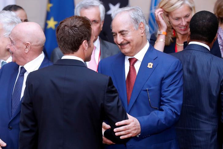 Il generale Khalifa Haftar stringe la mano al presidente francese Emmanuel Macron all'Eliseo. Parigi, Francia, 29 maggio 2018. Etienne Laurent / Pool via Reuters