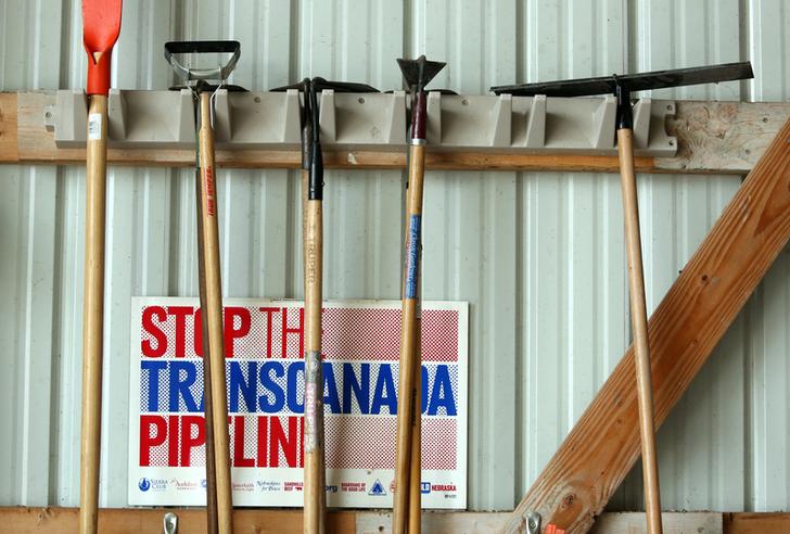Cartelli anti-pipeline in una fattoria vicino a Neligh, Nebraska, USA. REUTERS / Lane Hickenbottom