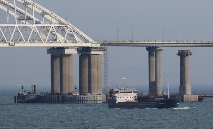 Il ponte che collega la terraferma russa con la penisola di Crimea attraverso lo stretto di Kerch, in Crimea, il 26 novembre 2018. REUTERS / Pavel Rebrov