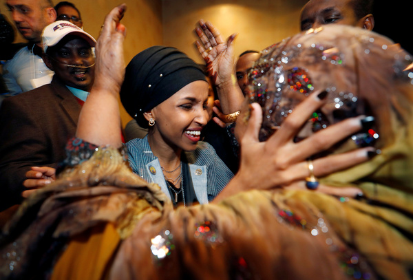 La democratica Ilhan Omar tra i suoi sostenitori. Omar è la prima ex rifugiata a essere stata eletta deputata negli Usa. REUTERS/Contrasto/Eric Miller