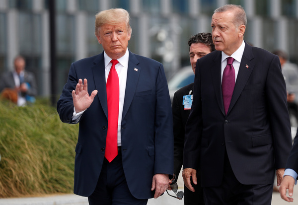 Donald Trump e Tayyip Erdoğan al summit della Nato dello scorso luglio. Le relazioni tra Turchia e Stati Uniti attraversano uno dei periodi di maggiore crisi nella storia dei rapporti tra i due Paesi. REUTERS/Kevin Lamarque/Contrasto