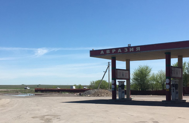 Una stazione di rifornimento di benzina in Kazakistan. Foto di Riccardo Intini