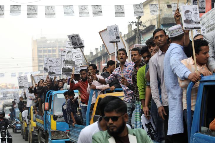 Sostenitori dell'Awami League (Al) prendono parte alla campagna per le elezioni generali a Dhaka, Bangladesh, il 26 dicembre. REUTERS/Mohammad Ponir Hossain