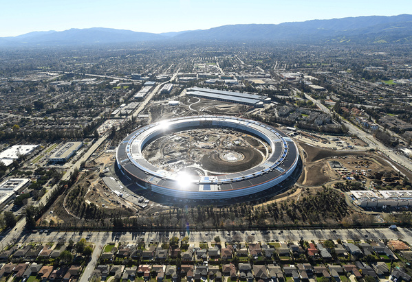 Il campus di Apple a Cupertino. Nel 2016 il co-fondatore di Apple Steve Wozniak, con altri 145 industriali del comparto tecnologico, ha inviato una lettera a Donald Trump additandolo come “avversario” dei principi d’innovazione e inclusione della rete. REUTERS/Noah Berger/Contrasto