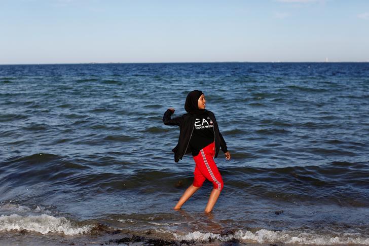 Una giornata al mare per Ibtisam Ashur, residente a Mjolnerparken, zona definita formalmente "ghetto" dalle autorità danesi. REUTERS/Andrew Kelly