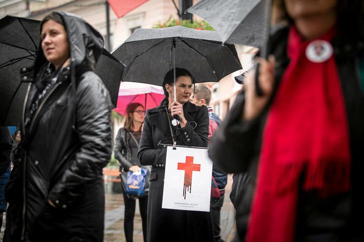 Una manifestazione che celebra il primo anniversario della "Protesta nera" contro i piani di modifica della legge sull'aborto a Lublino, Polonia, 3 ottobre 2017. Agencja Gazeta / Jakub Orzechowski via REUTERS