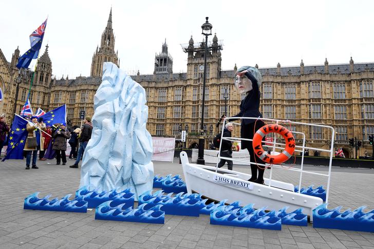 Gli attivisti anti-Brexit del gruppo di attivisti globali Avaaz prendono parte a una dimostrazione con un finto Titanic, fuori dal Parlamento a Westminster, Londra, 15 gennaio 2019. REUTERS/Toby Melville