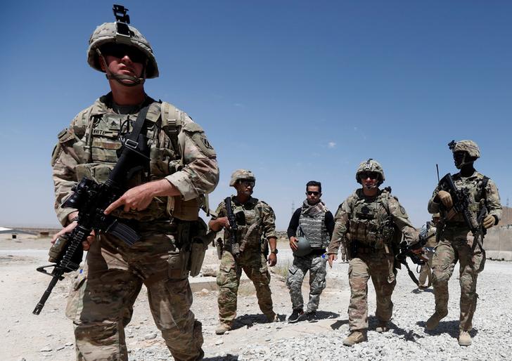Le truppe degli Stati Uniti pattugliano una base dell'Afghan National Army (ANA) nella provincia di Logar, Afghanistan, 7 agosto 2018. REUTERS/Omar Sobhani
