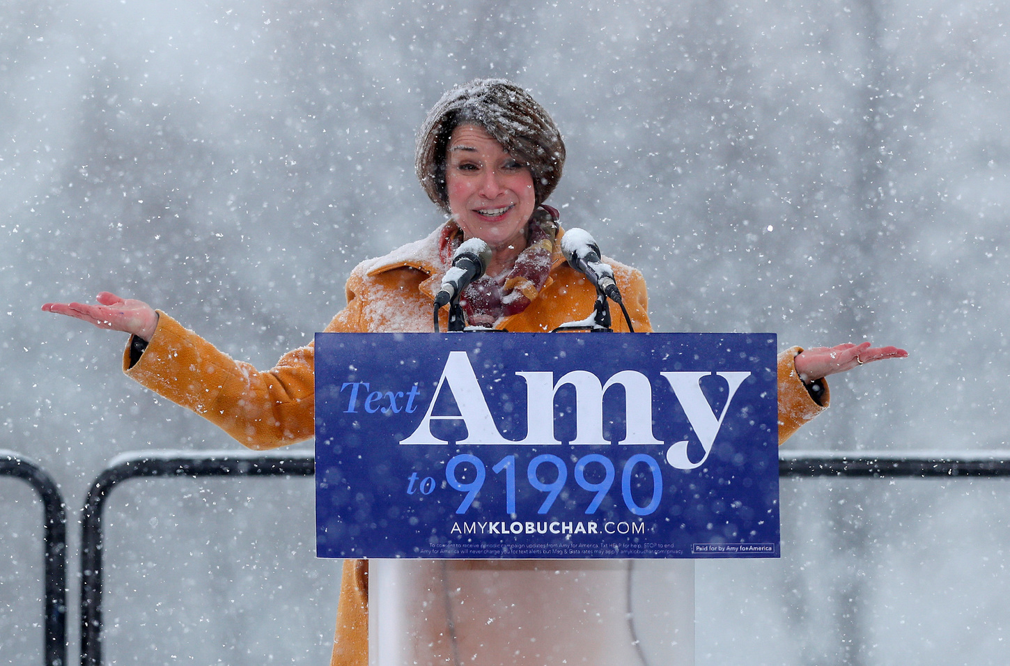 La senatrice americana Amy Klobuchar dichiara la sua candidatura per la nomina presidenziale democratica del 2020 a Minneapolis, Minnesota, Stati Uniti, 10 febbraio 2019. REUTERS/Eric Miller