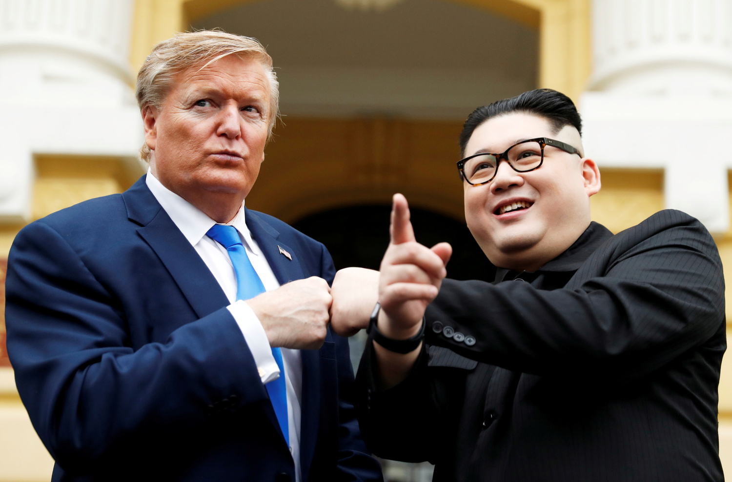 Howard X, un sosia australiano-cinese del leader nordcoreano Kim Jong-un e Russell White, che impersona il Presidente degli Stati Uniti Donald Trump, posano per una foto al di fuori del Teatro dell'Opera, in vista del prossimo vertice Trump-Kim ad Hanoi, Vietnam, 22 febbraio 2019. REUTERS/Jorge Silva