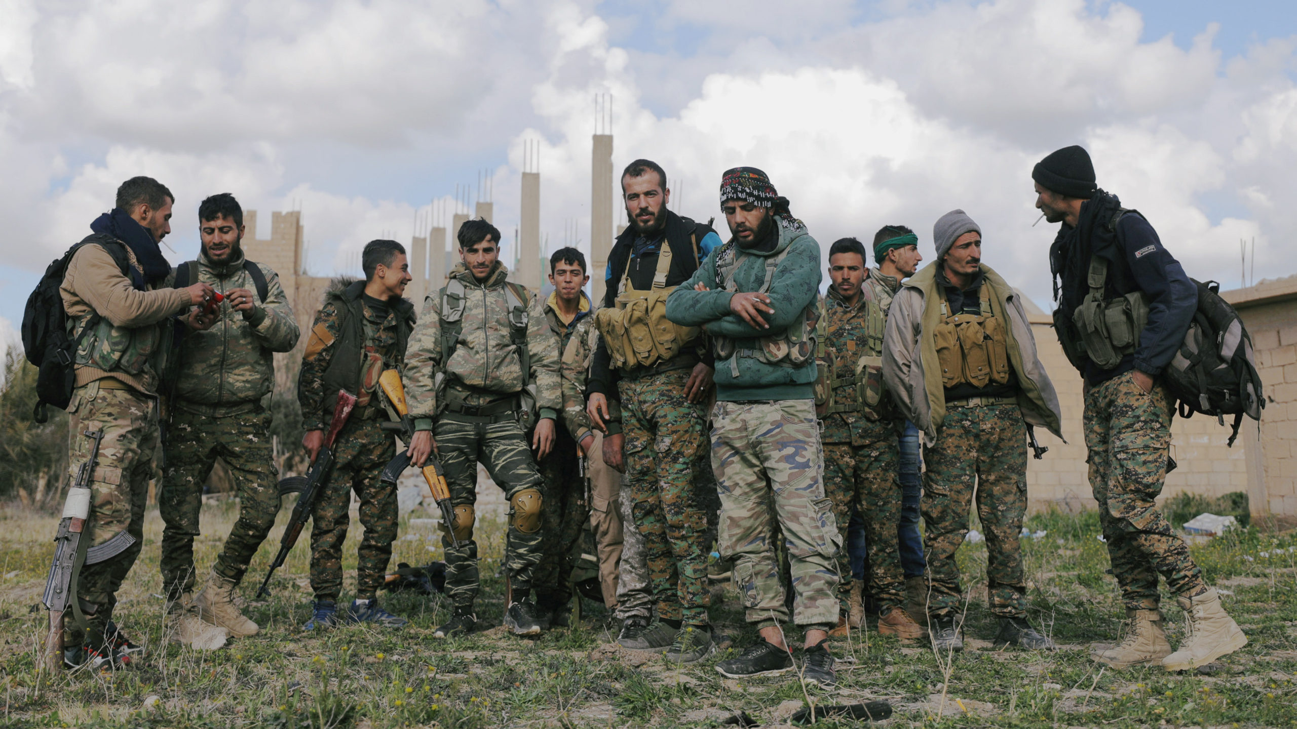 I combattenti delle Forze Democratiche Siriane (SDF) nel villaggio di Baghouz, nella provincia di Deir Al Zor, Siria, 18 febbraio 2019. REUTERS/Rodi Said