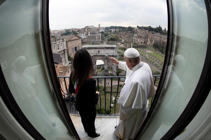 Papa Francesco e la sindaca Virginia Raggi in Campidoglio a Roma, Italia, 26 marzo 2019. Media Vaticana/dispensa tramite REUTERS