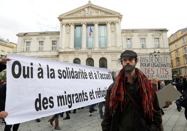 Cedric Herrou, l'agricoltore condannato a otto anni di carcere per avere aiutato a un gruppo di persone che aveva illegalmente varcato il confine italo-francese. La Corte Costituzionale francese ha stabilito che il sostegno disinteressato ai migranti irregolari non è giuridicamente sanzionabile. REUTERS/Eric Gaillard/Contrasto