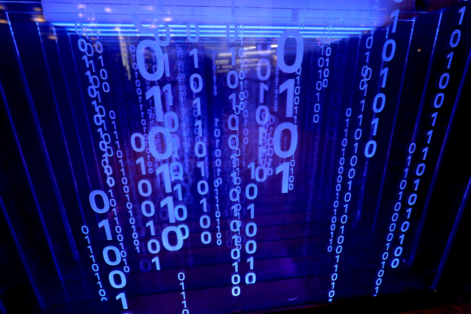 Un pannello di codici binari all'interno dello stand Huawei al Mobile World Congress di Barcellona, ​​Spagna, 27 febbraio 2019. REUTERS/Rafael Marchante