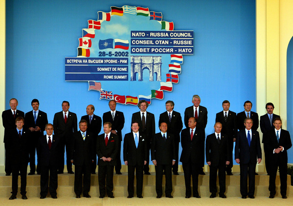 I leader della Nato e Vladimir Putin posano per una foto dopo l’incontro a Pratica di Mare nel 2002. L’adesione dei Paesi Baltici alla Nato è stata percepita da Mosca come una volontà occidentale di accerchiare la Russia. REUTERS /Contrasto