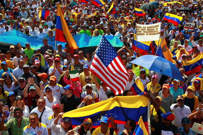 I sostenitori dell'opposizione prendono parte a una manifestazione contro il Presidente Nicolas Maduro a Maracaibo, Venezuela, 2 febbraio 2019. REUTERS/Isaac Urrutia