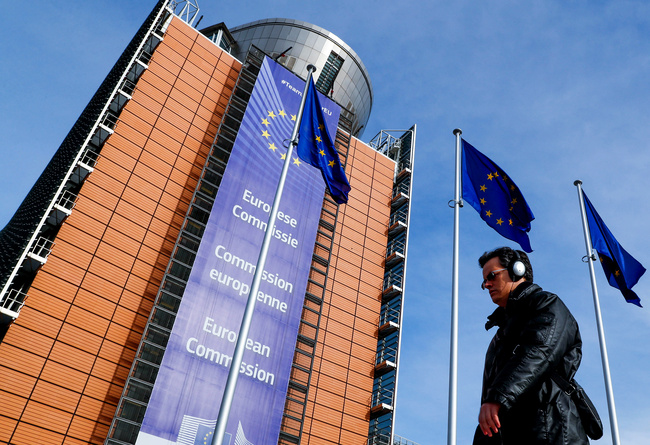 Il quartier generale della Commissione Europea a Bruxelles. Il processo d’integrazione europeo è nato soprattutto intorno a temi economici, tralasciando la prospettiva importante di un welfare comune. REUTERS/Yves Herman/Contrasto