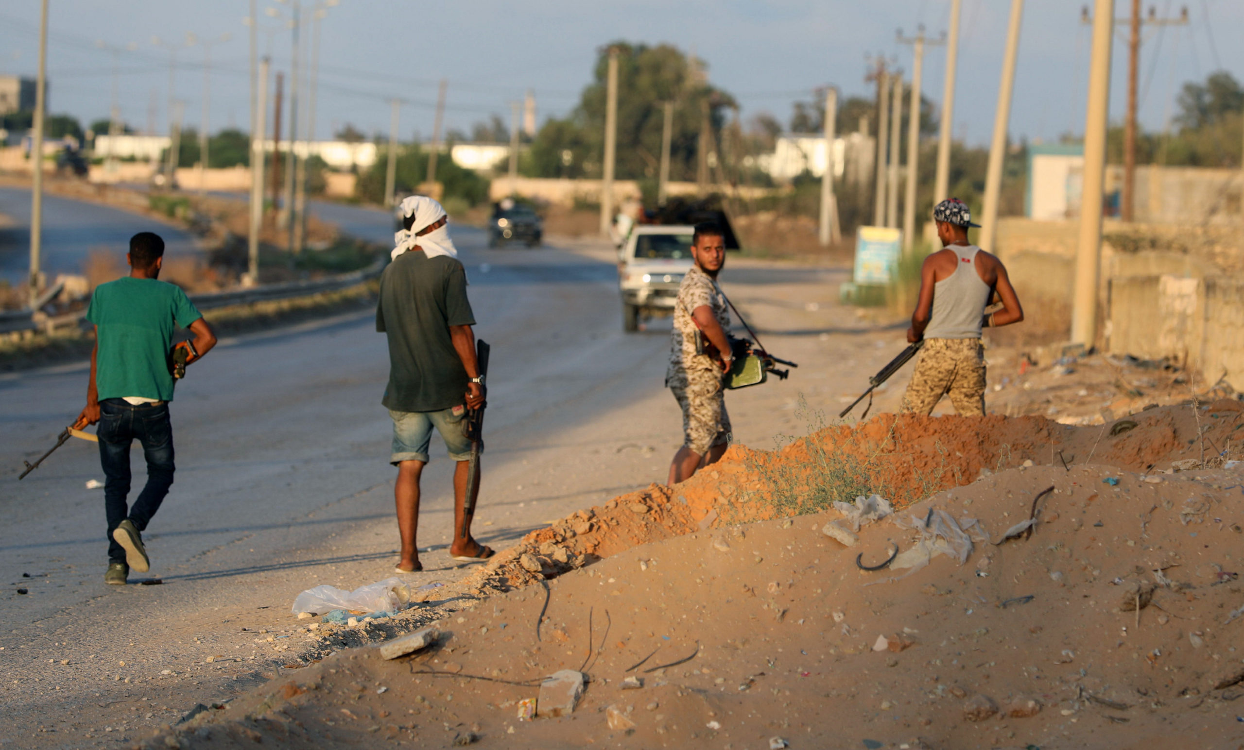 Forze armate alleate al Governo riconosciuto a livello internazionale combattono con un gruppo armato a Tripoli, Libia, 22 settembre 2018. REUTERS/Hani Amara