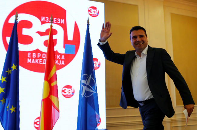 Il Primo Ministro macedone Zoran Zaev arriva a tenere una conferenza stampa durante il referendum sul cambio del nome della Macedonia che gli aprirà la strada per entrare nella NATO e nell'Unione Europea, Skopje, Macedonia, 30 settembre 2018. REUTERS/Ognen Teofilovski