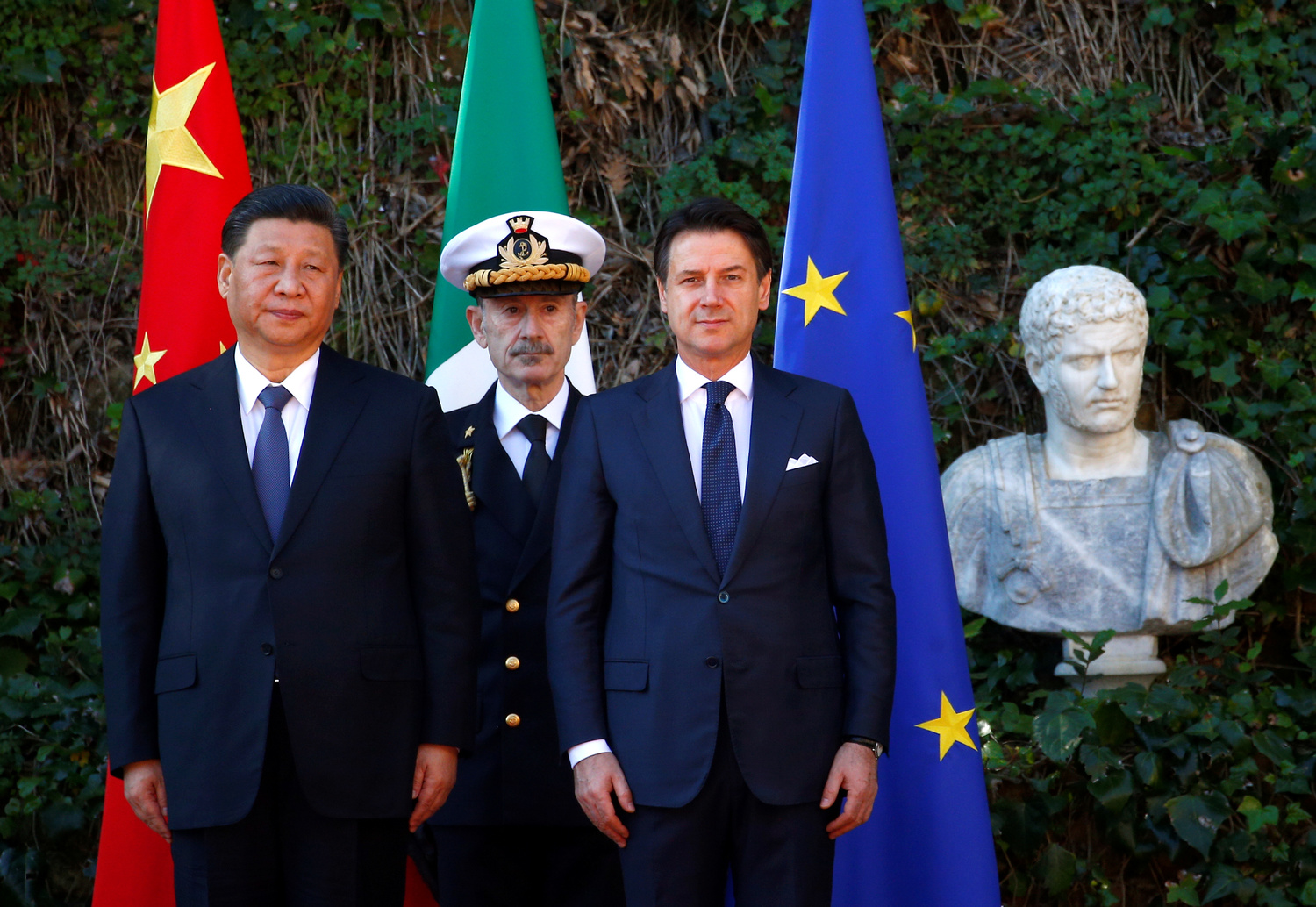 Il Presidente cinese Xi Jinping e il Primo Ministro italiano Giuseppe Conte durante una cerimonia di benvenuto a Villa Madama a Roma, 23 marzo 2019. REUTERS/Yara Nardi