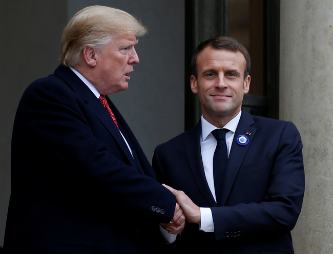 Emmanuel Macron insieme a Donald Trump durante la commemorazione della fine della Prima Guerra Mondiale. Trump considera l’Europa come un alleato poco disciplinato. REUTERS/Vincent Kessler/Contrasto