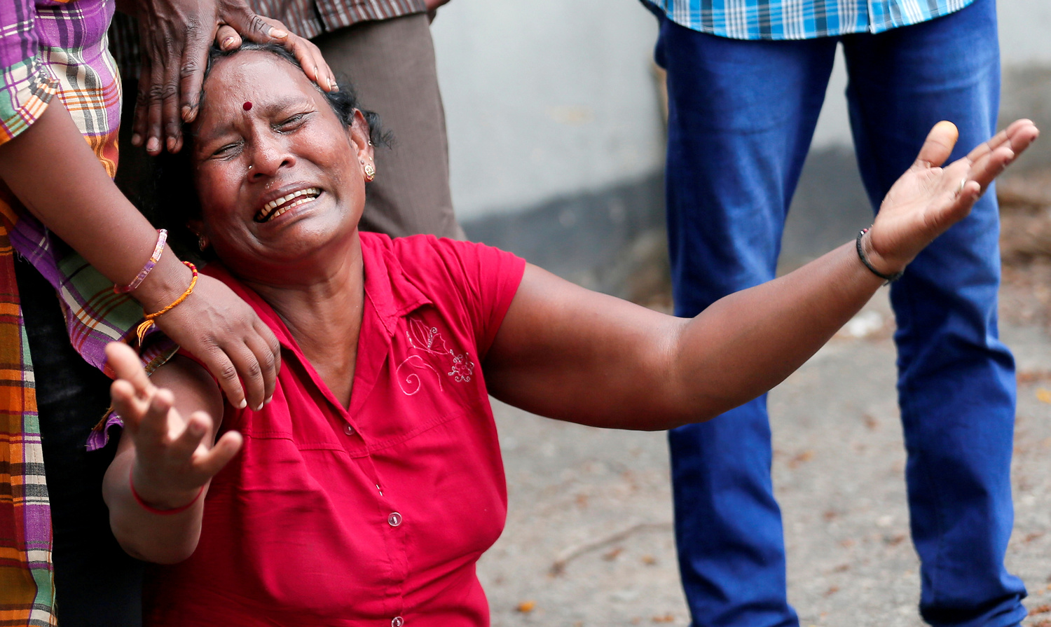 Un parente di una vittima dell'esplosione al Santuario di Sant'Antonio, chiesa Kochchikade, reagisce all'obitorio della polizia a Colombo, Sri Lanka, 21 aprile 2019. REUTERS/Dinuka Liyanawatte