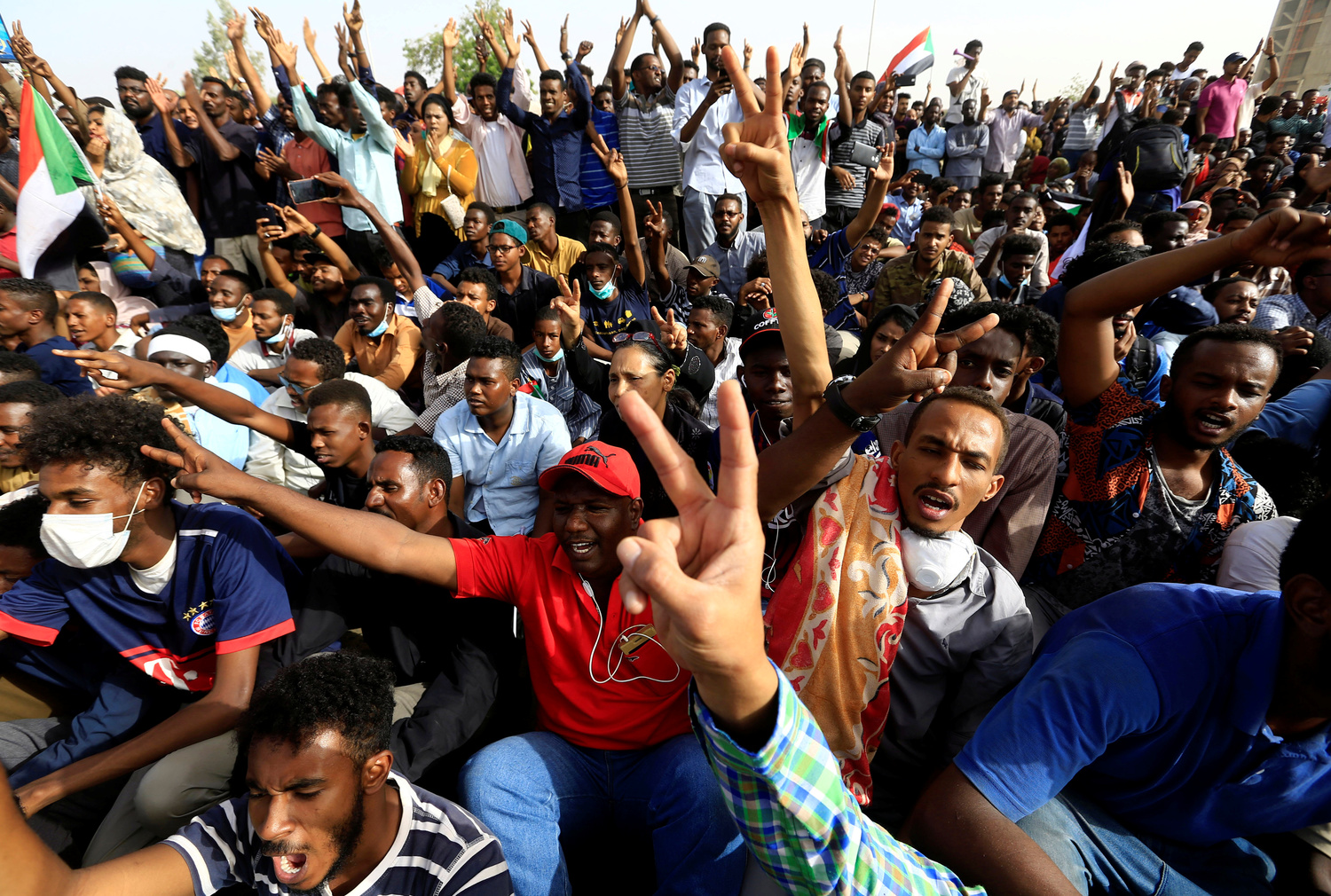 Manifestanti sudanesi partecipano a una protesta per chiedere al Presidente sudanese Omar Al Bashir di dimettersi, Khartoum, Sudan, 11 aprile 2019. REUTERS/Traversa