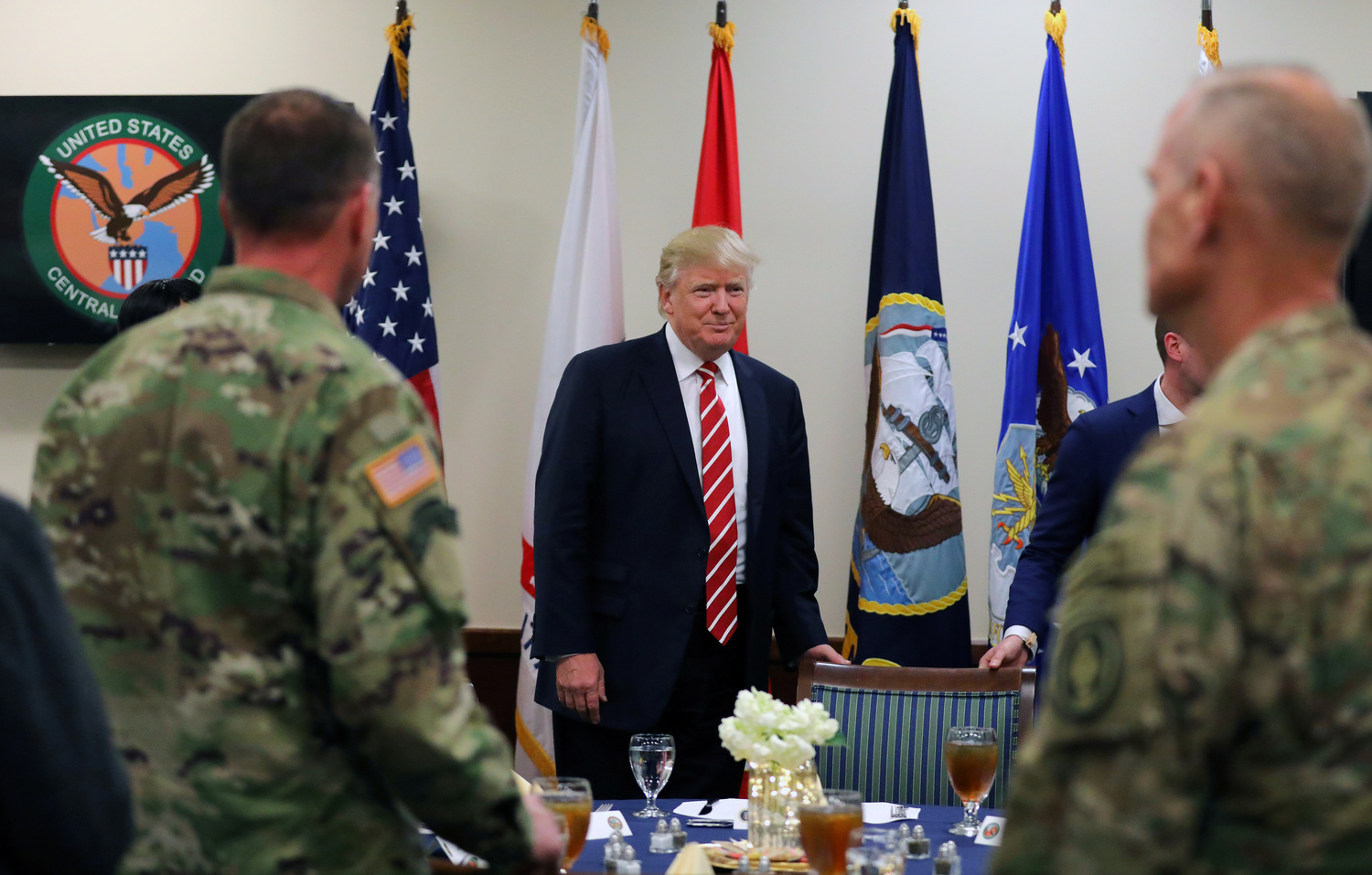 Il Presidente degli Stati Uniti Donald Trump partecipa a un pranzo con membri dell'esercito degli Stati Uniti durante una visita al quartier generale del Comando Centrale degli Stati Uniti (CENTCOM) e del Comando delle Operazioni Speciali (SOCOM) a Tampa, Florida, Stati Uniti, 6 febbraio 2017. REUTERS/Carlos Barria