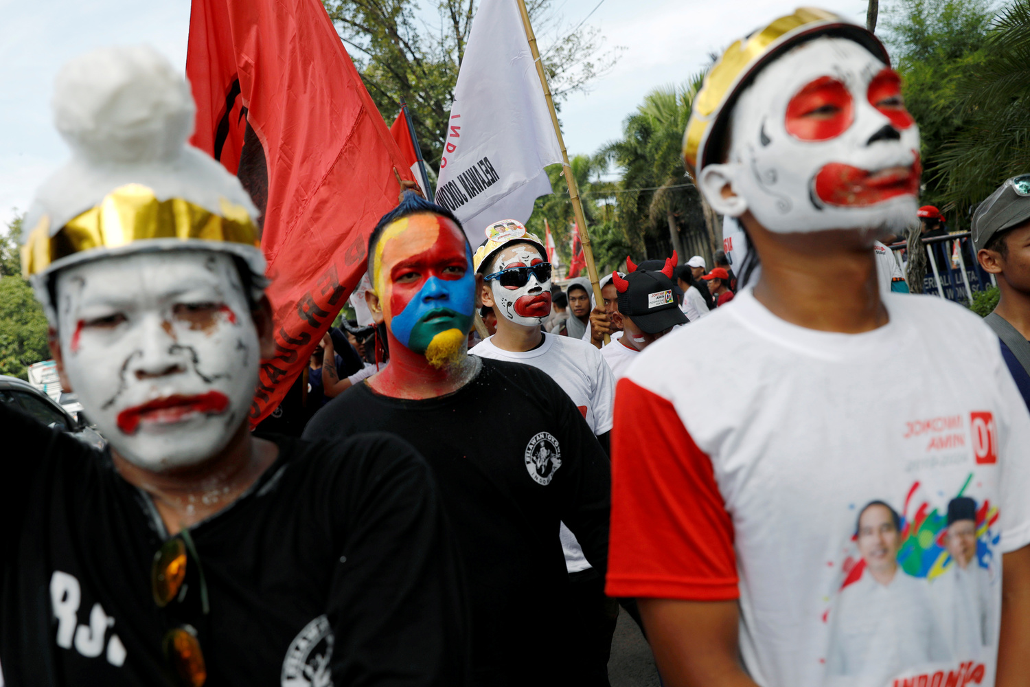 Uomini con i volti dipinti arrivano a un raduno elettorale del candidato presidenziale indonesiano Joko Widodo nella provincia di Solo, Central Java, Indonesia, 9 aprile 2019. REUTERS/Willy Kurniawan