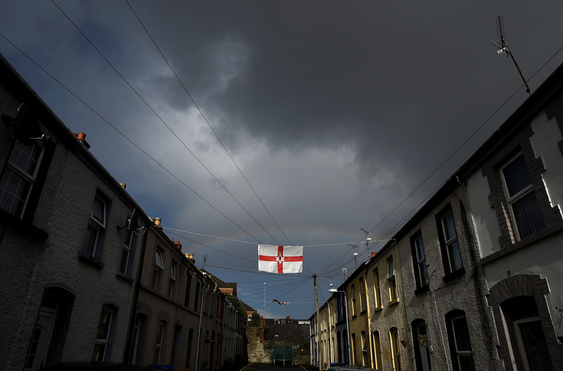 Un arcobaleno è visto dietro una bandiera dell'Ulster appesa in strada nell'enclave lealista protestante chiamata The Fountain situata nella città di Londonderry, nell'Irlanda del Nord, 11 settembre 2017. REUTERS/Clodagh Kilcoyne