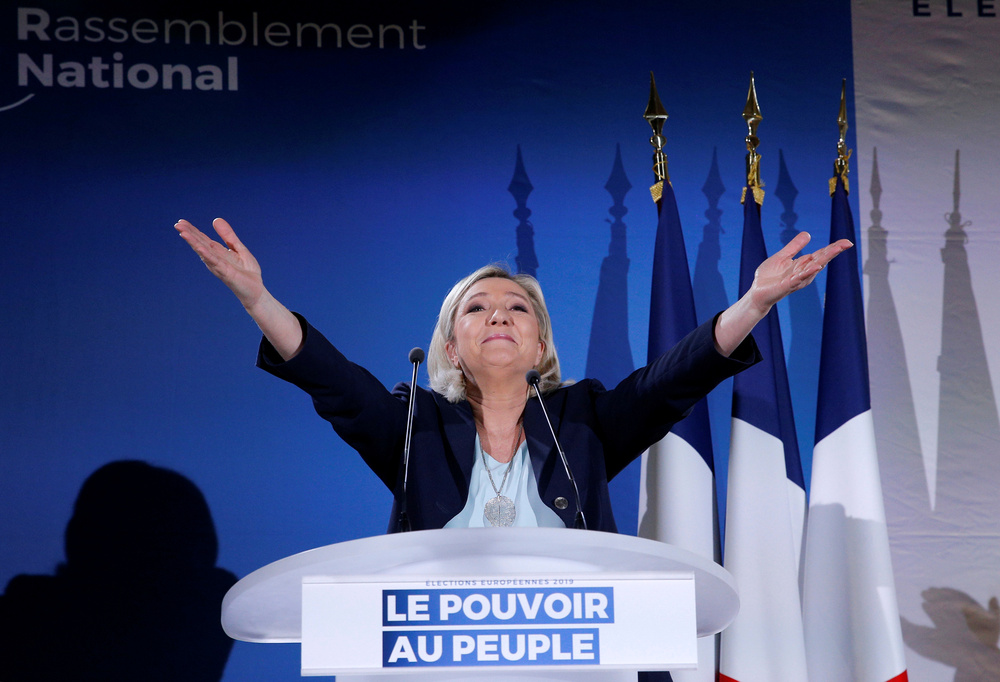 Il leader del partito francese di estrema destra Rassemblement National, Marine Le Pen, partecipa a un incontro a Saint-Paul-du-Bois, in Francia, 17 febbraio 2019. REUTERS/Stephane Mahe
