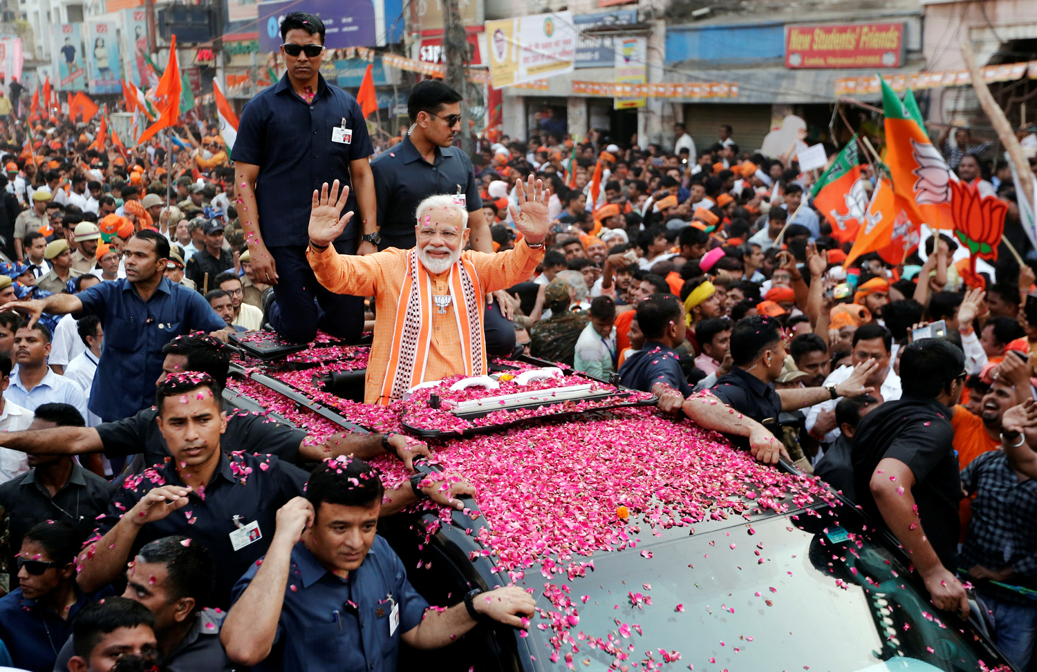 Il Primo Ministro indiano Narendra Modi saluta i suoi sostenitori durante un roadshow a Varanasi, India, 25 aprile 2019. REUTERS/Adnan Abidi