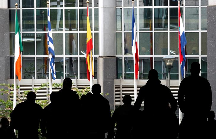 Pedoni camminano verso il Parlamento Europeo a Bruxelles, Belgio, 30 aprile 2019. REUTERS/Francois Lenoir