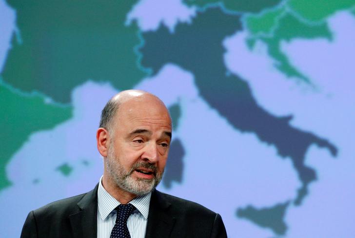 Il commissario europeo per gli affari economici e finanziari Pierre Moscovici presenta le previsioni economiche dell'esecutivo dell'Ue nel corso di una conferenza stampa presso la sede della Commissione Europea a Bruxelles, Belgio, 7 maggio 2019. REUTERS/Francois Lenoir