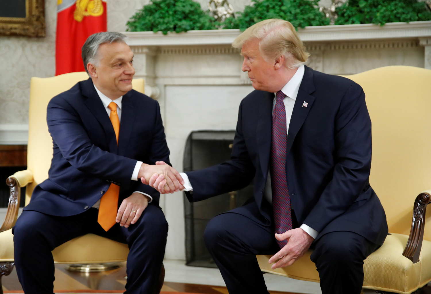 Il Presidente degli Stati Uniti Donald Trump saluta il Primo Ministro ungherese Viktor Orbán nell'ufficio ovale della Casa Bianca a Washington, Stati Uniti, 13 maggio 2019. REUTERS/Carlos Barria