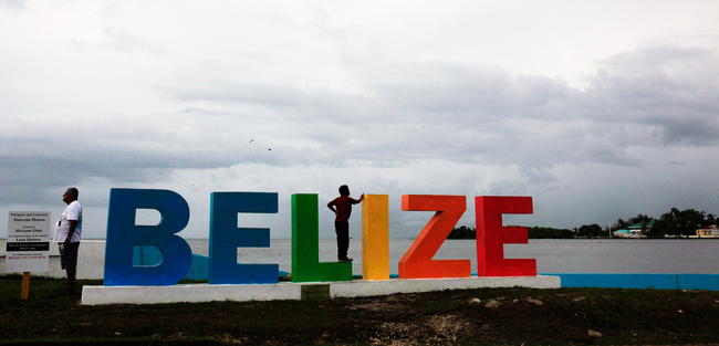 La gente si riunisce su un pontile turistico a Belize City, Belize. REUTERS/Jose Cabezas