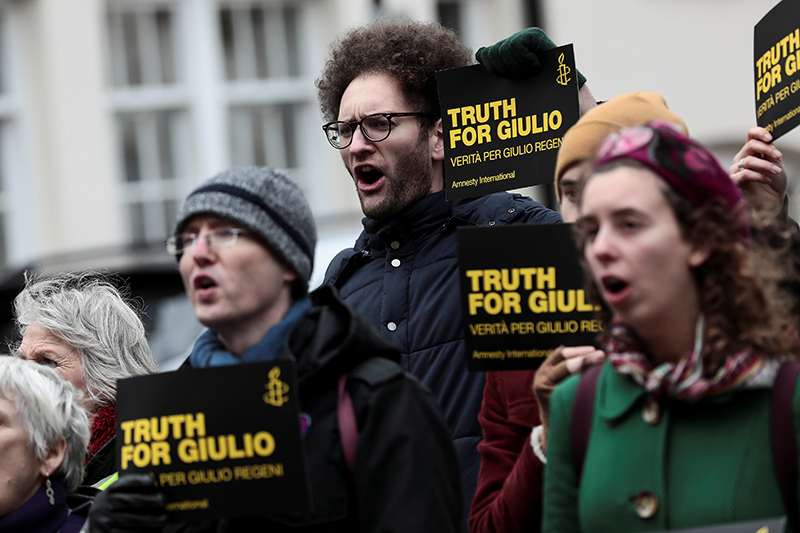 Una manifestazione di Amnesty International davanti all'ambasciata egiziana a Londra in sostegno di Giulio Regeni. Reuters/Simon Dawson