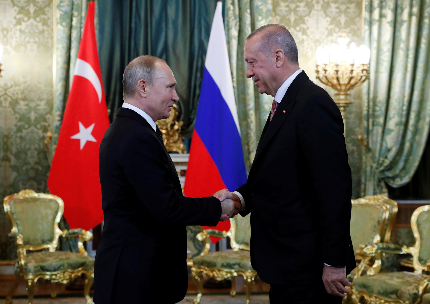 Il Presidente russo Vladimir Putin stringe la mano al Presidente turco Tayyip Erdogan durante il loro incontro al Cremlino, Mosca, Russia, 8 aprile 2019. Maxim Shipenkov/Pool via REUTERS