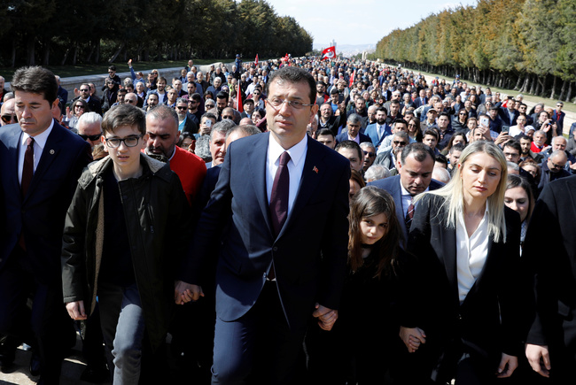 Il neo-sindaco di Istanbul Ekrem Imamoglu, circondato dai suoi sostenitori, visita il mausoleo di Atatürk. Il CHP ha ottenuto, seppur con uno scarto minimo e con la contestazione di un numero rilevante di urne, la maggioranza del 48,78% dei voti. REUTERS/Umit Bektas