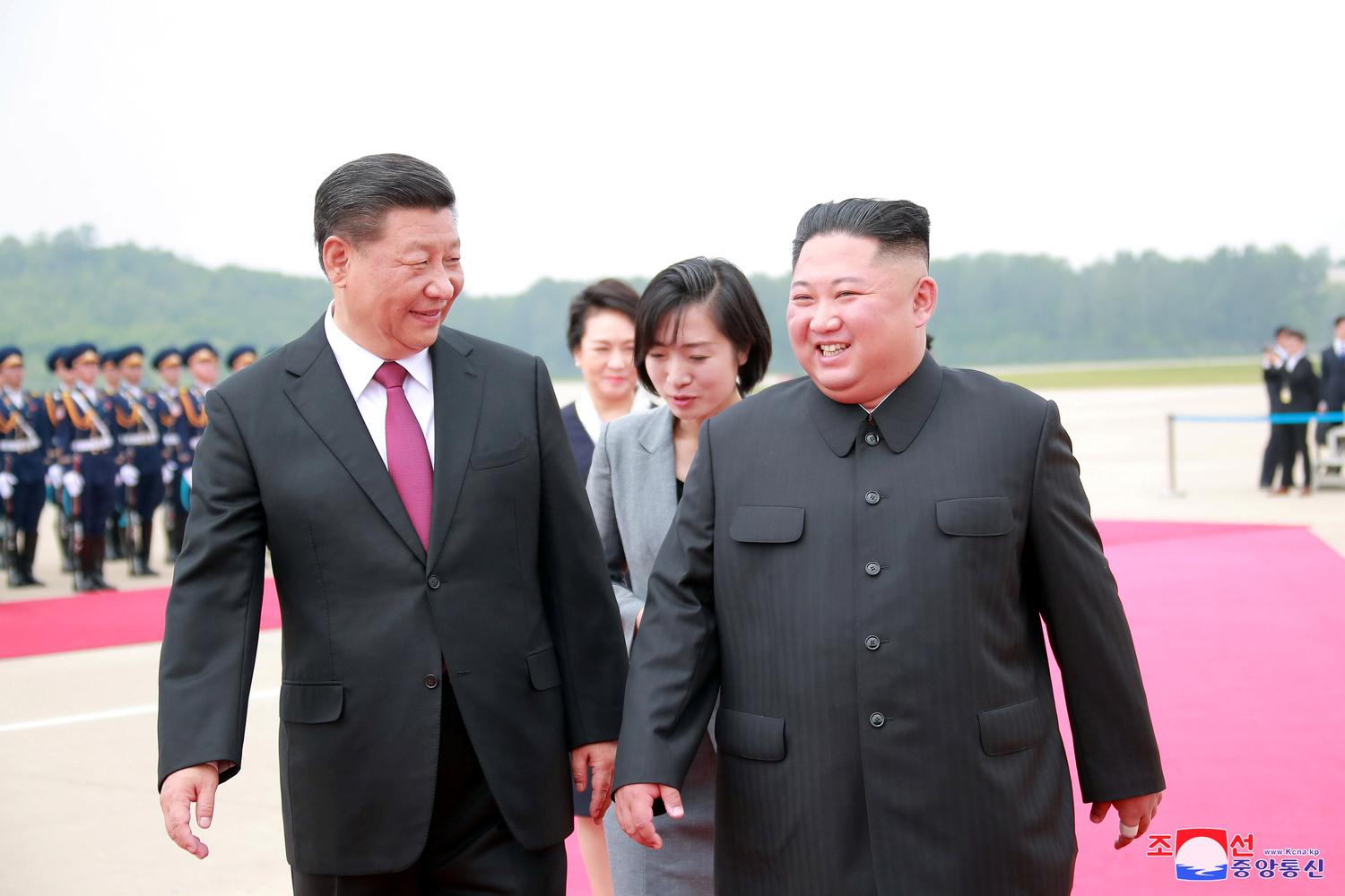 Il leader nordcoreano Kim Jong-un accoglie il Presidente cinese Xi Jinping presso l'aeroporto internazionale Pyongyang a Pyongyang, Corea del Nord, 21 giugno 2019, Agenzia di stampa centrale coreana della Corea del Nord (KCNA). KCNA via REUTERS